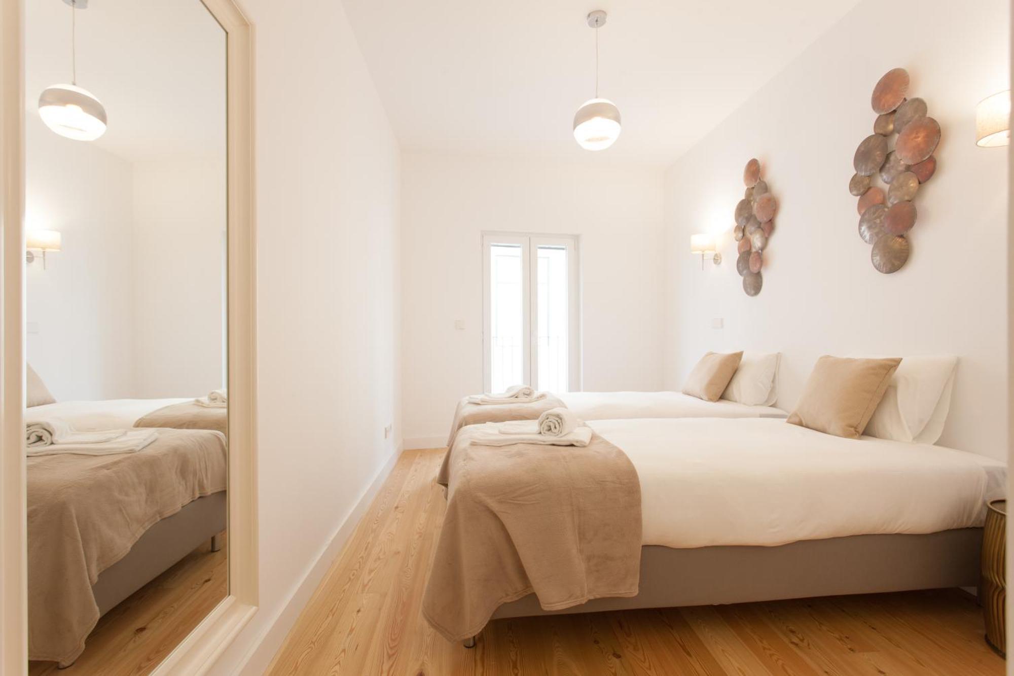 Mouraria Blue Three-Bedroom Apartment W/ Parking - By Lu Holidays Lisbon Luaran gambar