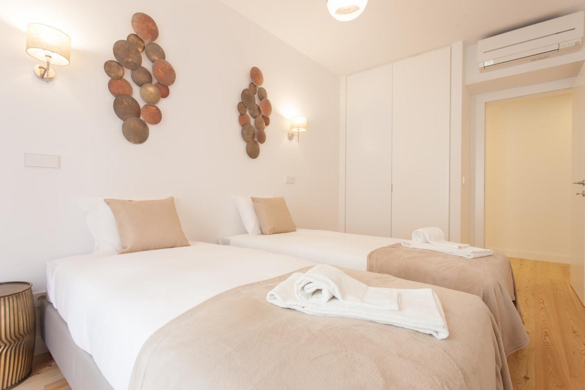 Mouraria Blue Three-Bedroom Apartment W/ Parking - By Lu Holidays Lisbon Luaran gambar