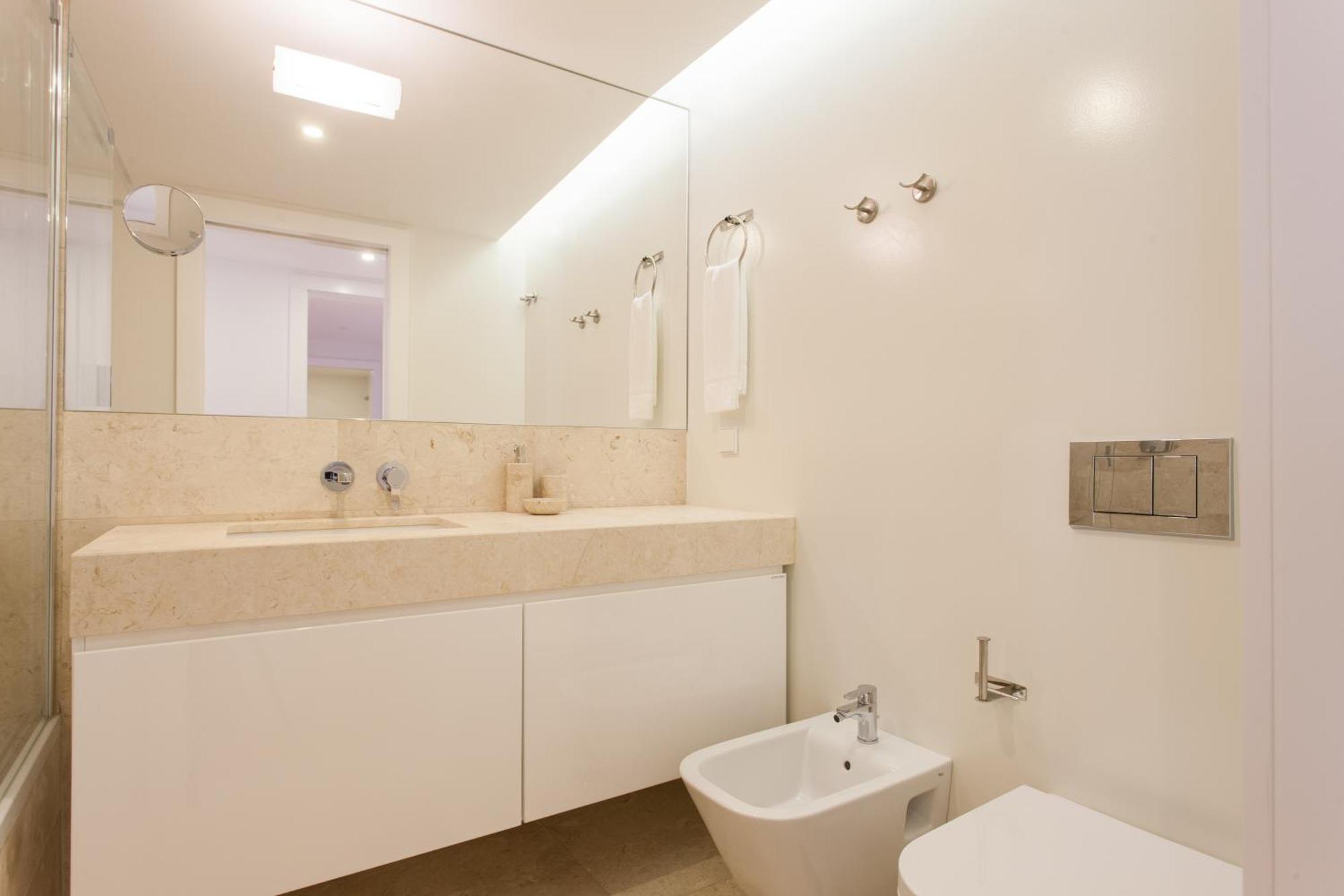 Mouraria Blue Three-Bedroom Apartment W/ Parking - By Lu Holidays Lisbon Luaran gambar