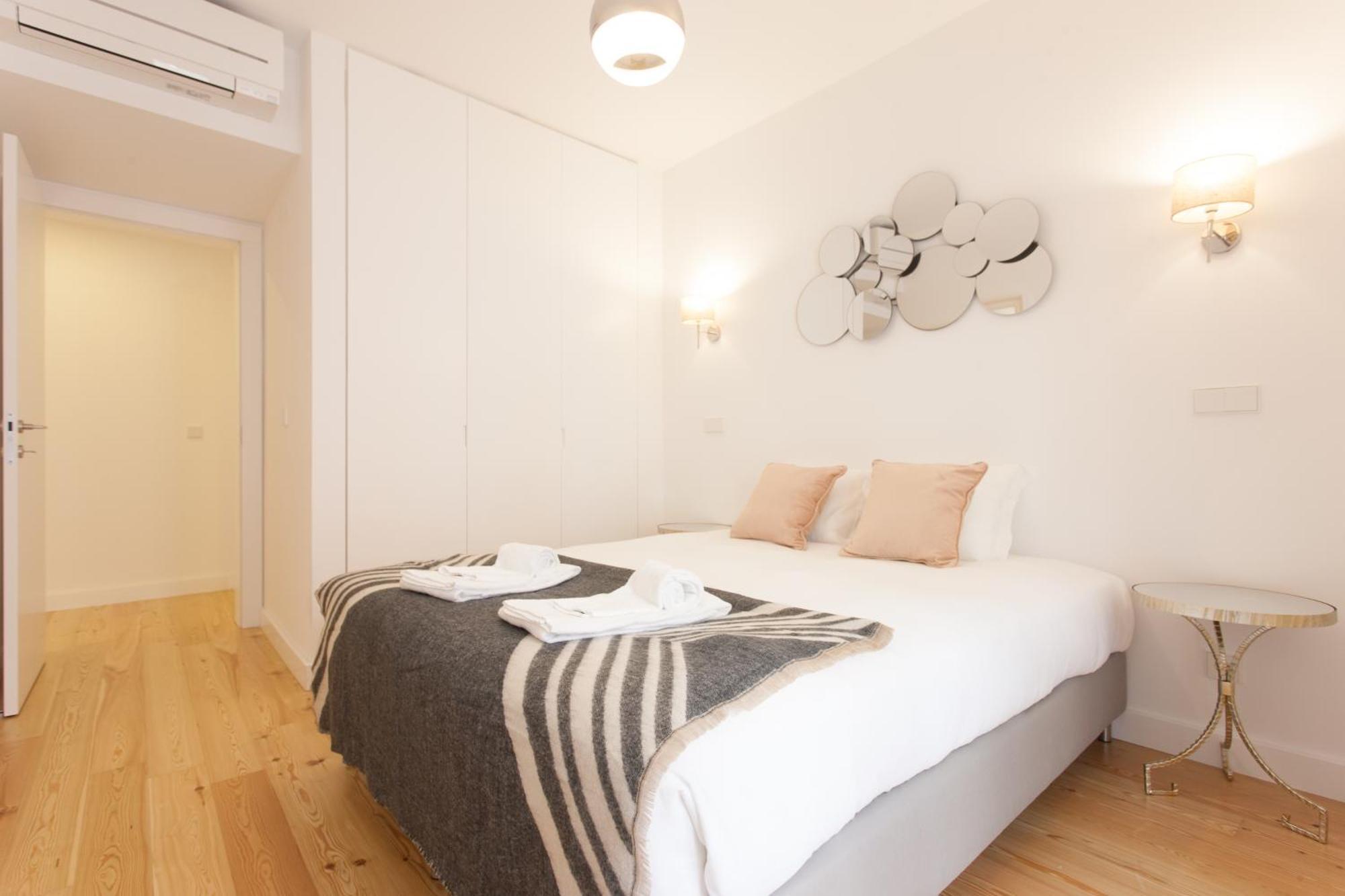 Mouraria Blue Three-Bedroom Apartment W/ Parking - By Lu Holidays Lisbon Luaran gambar