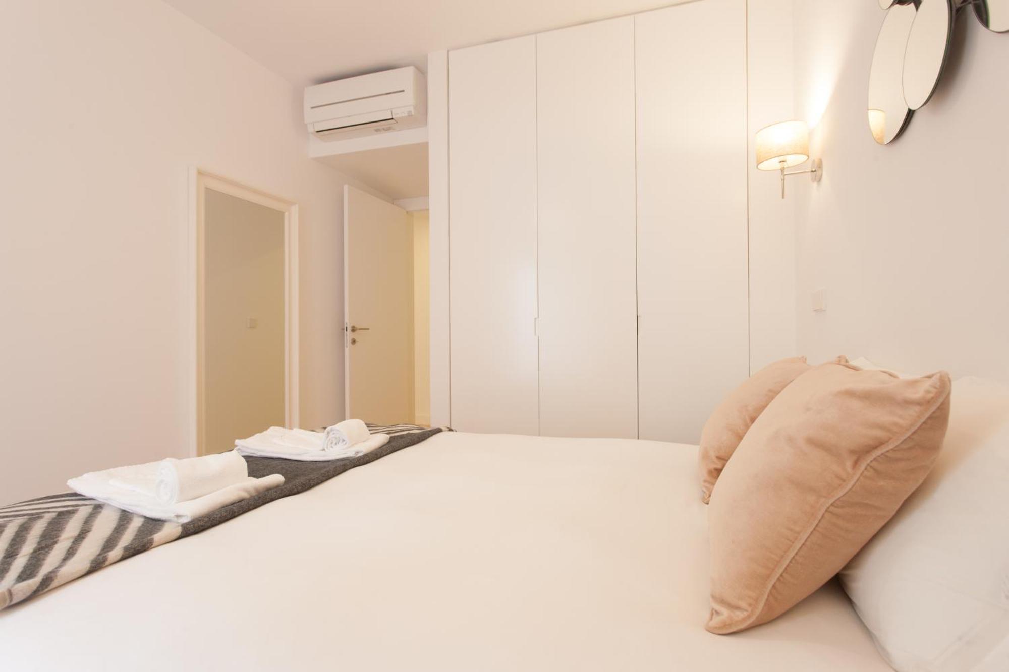 Mouraria Blue Three-Bedroom Apartment W/ Parking - By Lu Holidays Lisbon Luaran gambar